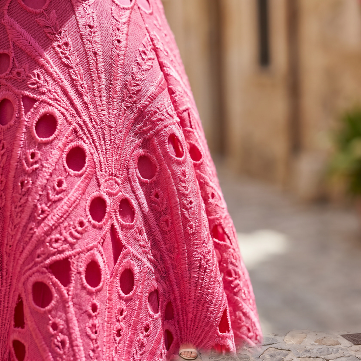 Charlisse – Encaje sofisticado en vestido midi de cuello alto